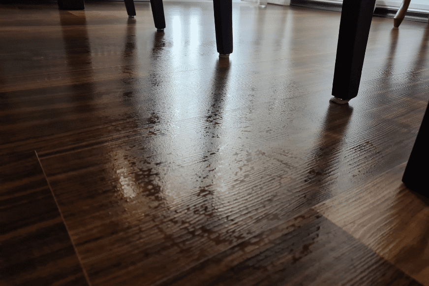 Nachdem der Ecovacs Deebot X1 Turbo unter dem Esstisch gewischt hat, sind Wasseransammlungen zu sehen.